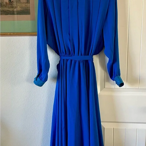 Vintage Beautiful Blue Pierre Cardin 100% silk dress - Picture 2 of 10